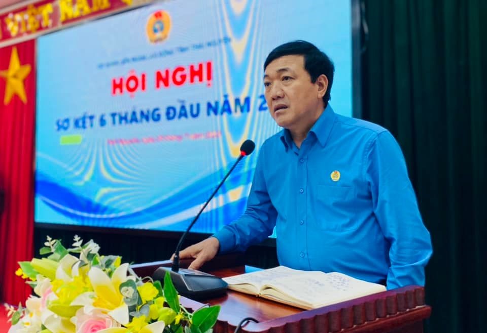 Lãnh đạo LĐLĐ tỉnh Thái Nguyên giải đáp các thắc mắc, góp ý của cán bộ cơ quan.