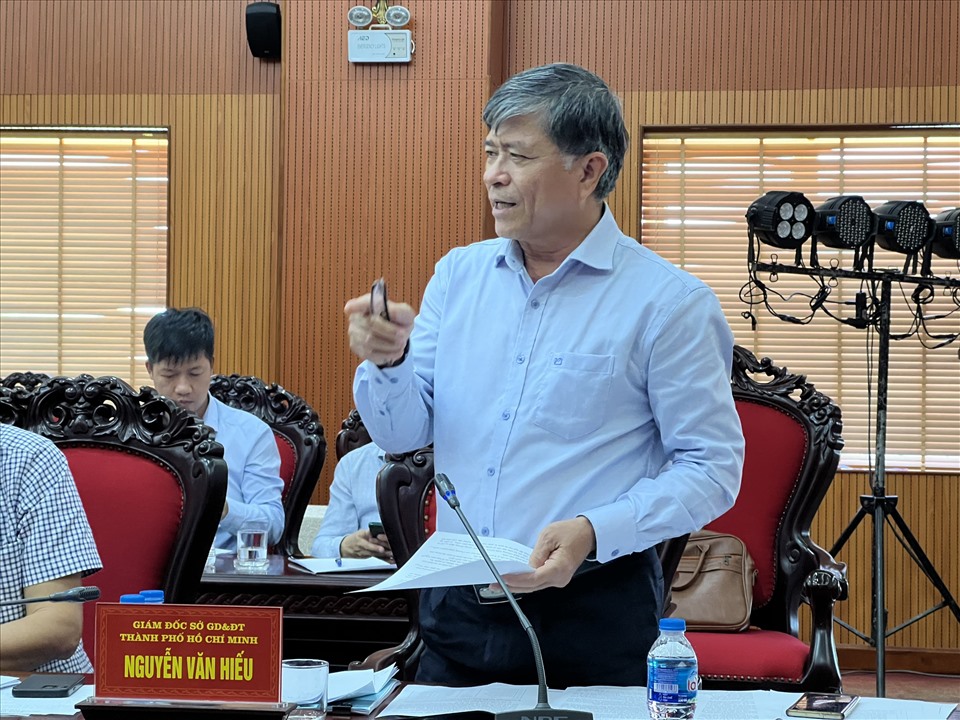 Ông Nguyễn Văn Hiếu - Giám đốc Sở GDĐT TPHCM , Cụm trưởng Cụm thi đua số 1 phát biểu tại cuộc họp.