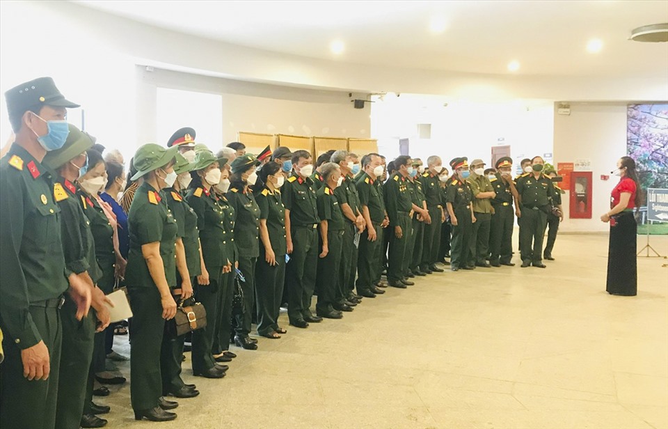 Đoàn cán bộ Cựu chiến binh tham quan Bảo tàng Chiến thắng Điện Biên Phủ.