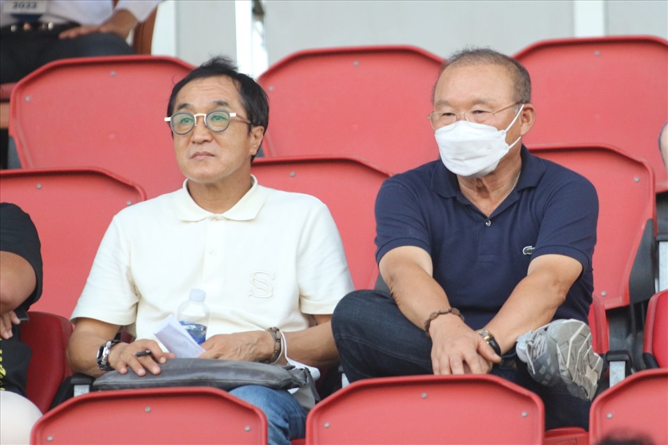 Chiều 29.7, trận đấu giữa Đà Nẵng và Nam Định ở vòng 10 Night Wolf V.League 2022 được tổ chức trên sân Hoà Xuân. Trận đấu gây chú ý với sự xuất hiện của huấn luyện viên Park Hang-seo và trợ lý Lee Young-jin trên khán đài.