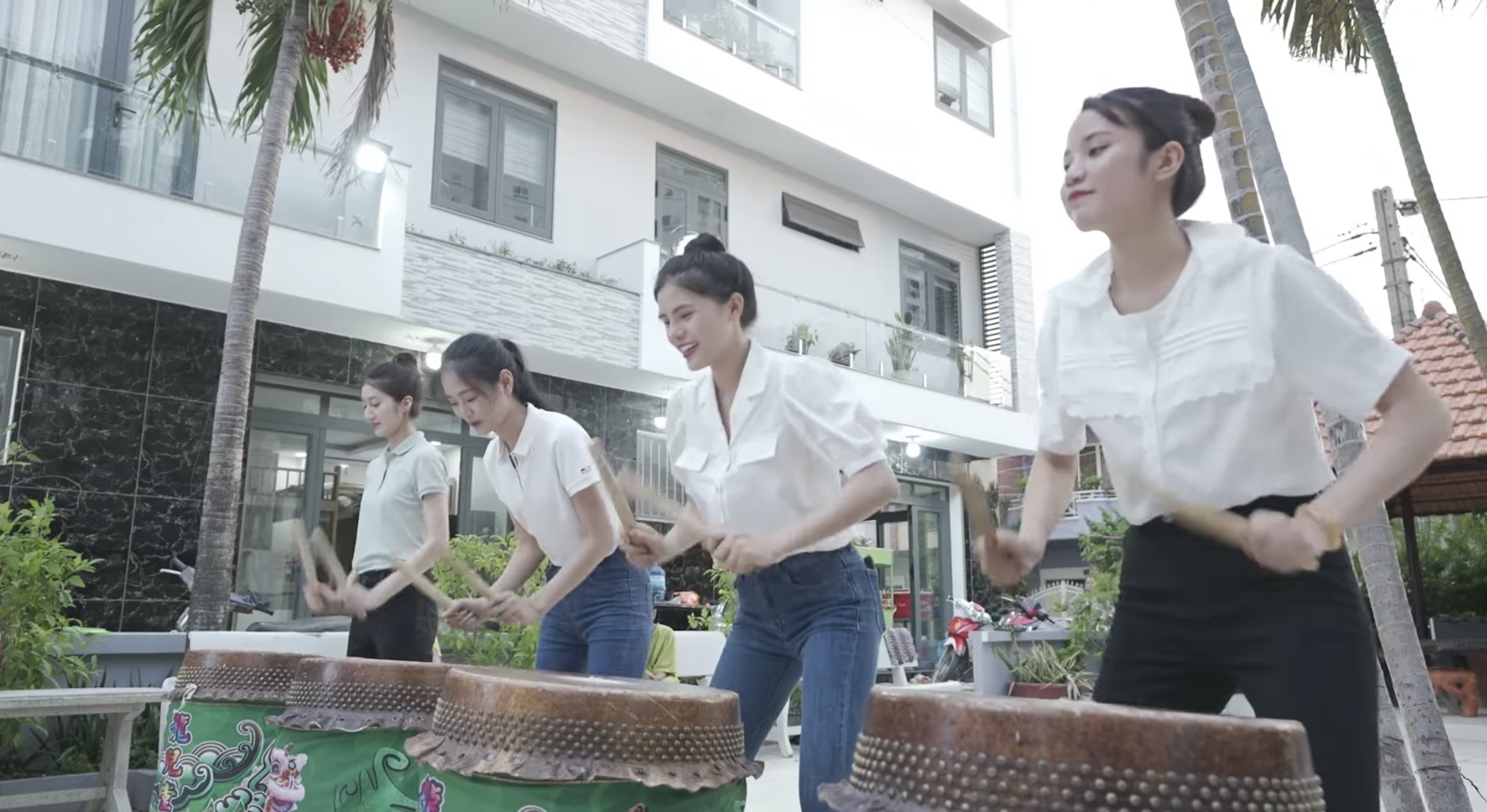 Các thí sinh Miss World Việt Nam 2022 tiếp tục chặng đường nhân ái ý nghĩa. Ảnh: MWVN.