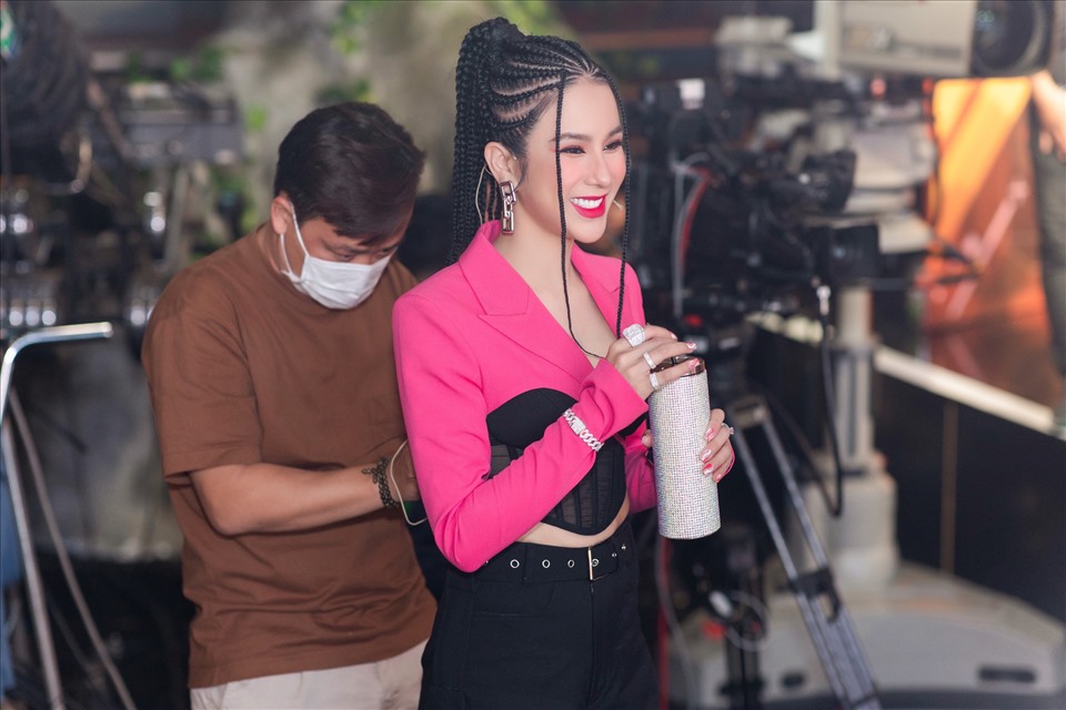 Sàn Đấu Vũ Đạo mùa 2 tiếp tục được khuấy đảo bởi sự xuất hiện đặc biệt của cô nàng đa tài Diệp Lâm Anh trong vai trò giám khảo khách mời. Cô được nhắc đến là một trong những B-Girl đầu tiên của Việt Nam, đưa khán giả đi từ bất ngờ này đến bất ngờ khác tại chủ đề Hiphop.