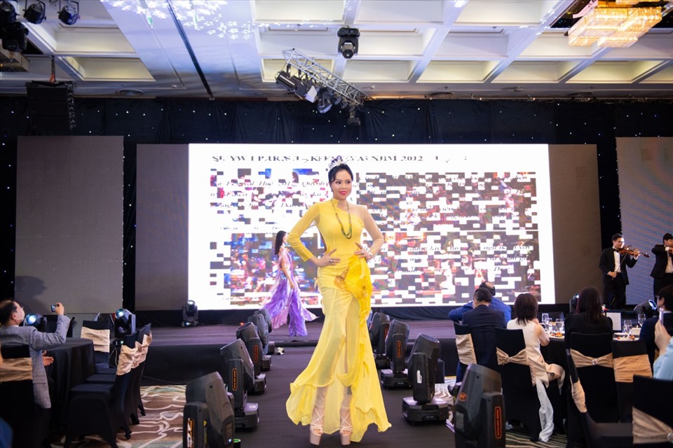 Nhờ những cống hiến không ngừng nghỉ của mình cho nền thời trang Việt Nam, cô đã liên tục nhận được Bằng khen về thiết kế tại TP.HCM cũng như Hà Nội cũng như tại các sân chơi thời trang Quốc tế.