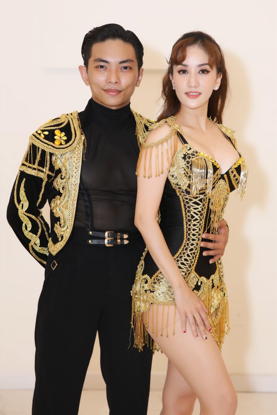 Vợ chồng Khánh Thi - Phan Hiển đang có chuyến tập luyện tại nước ngoài. Ảnh: NVCC