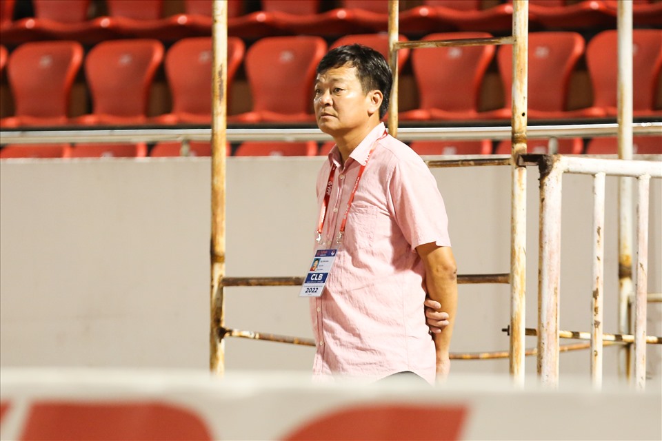 Sau khi bị giám sát trận đấu nhắc nhở, ông Hoàn ngay lập tức trở về khán đài tiếp tục theo dõi trận đấu.