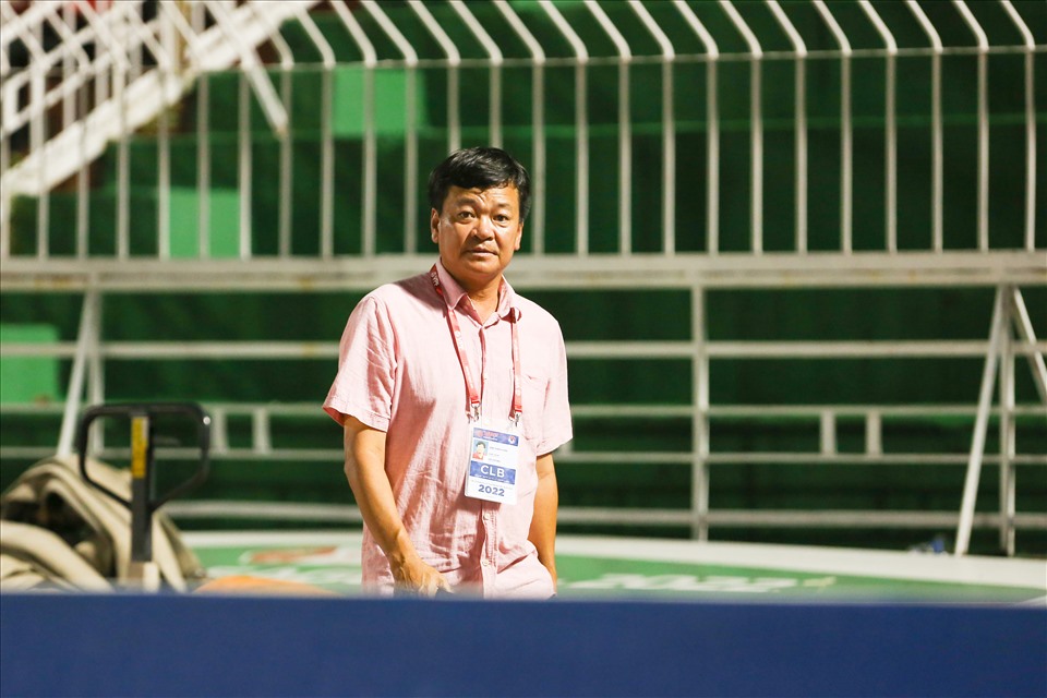 Sau khi bóng lăn được khoản 5 phút, ông Hoàn gây chú ý khi di chuyển từ khán đài VIP xuống đường biên.