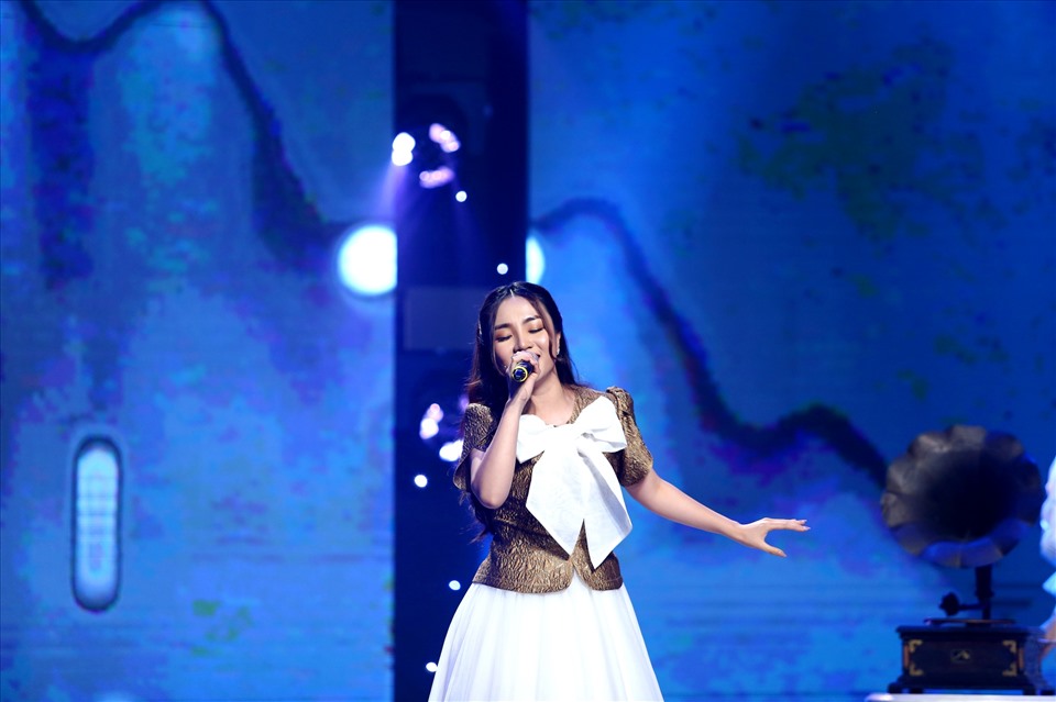 Nguyễn Thạch Thảo đã thể hiện trọn vẹn cảm xúc bài hát “Ai đi ngoài sương gió“. Ảnh: NSX