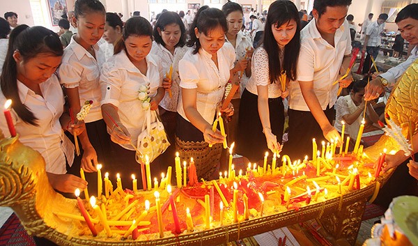 Lễ hội Pchum Ben được diễn ra với nhiều ý nghĩa quan trọng đối với người dân Campuchia như xin sự tốt lành cho bản thân mình, bình an cho người thân và để bày tỏ lòng tôn kính trọng và biết ơn của mình đối với ông bà tổ tiên. Ảnh: Pinterest