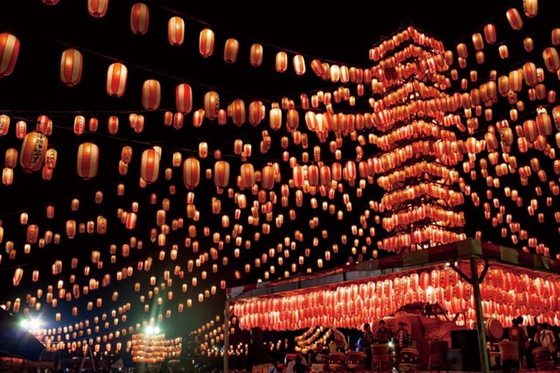 Lễ Obon là một trong 3 lễ hội lớn nhất Nhật Bản nên thường được tổ chức rất hoành tráng