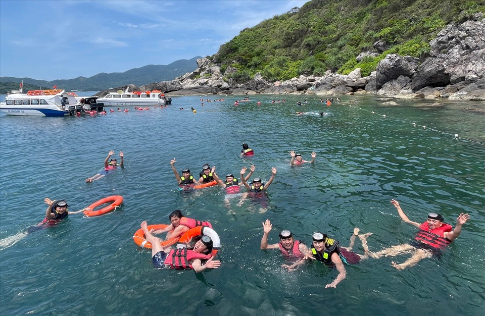 Hoạt động du lịch ngắm san hô đã thu hút hơn 400.000 du khách/năm đến với Cù Lao Chàm. Ảnh: Nguyễn Linh