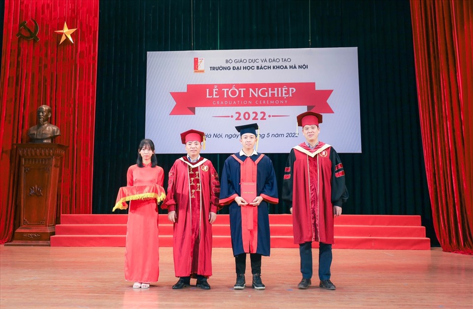 Bùi Hoàng Tuấn trong lễ tốt nghiệp nhận bằng của Trường Đại học Bách khoa Hà Nội. Ảnh: NVCC.