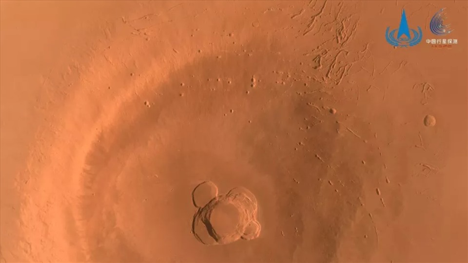 Ascraes Mons và miệng núi lửa trung tâm được camera độ phân giải thấp của Thiên Vấn 1 chụp lại. Ảnh: CNSA