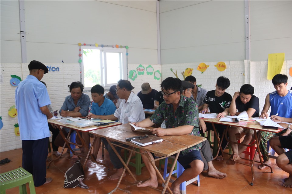 Lớp học chữ Nôm Dao của thầy Bàn Văn Thân tại xóm Lau Bai, xã Vầy Nưa, huyện Đà Bắc, tỉnh Hòa Bình.