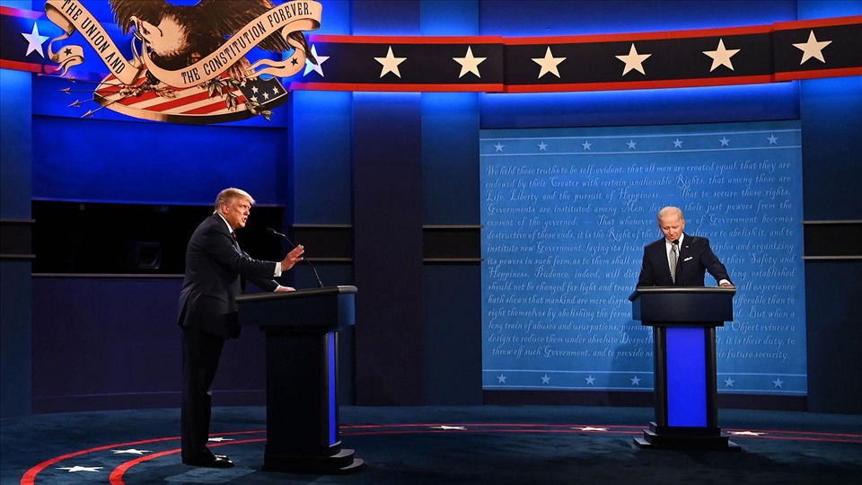 Ông Donald Trump và Joe Biden tranh luận trong cuộc bầu cử tổng thống Mỹ 2020. Ảnh: AFP