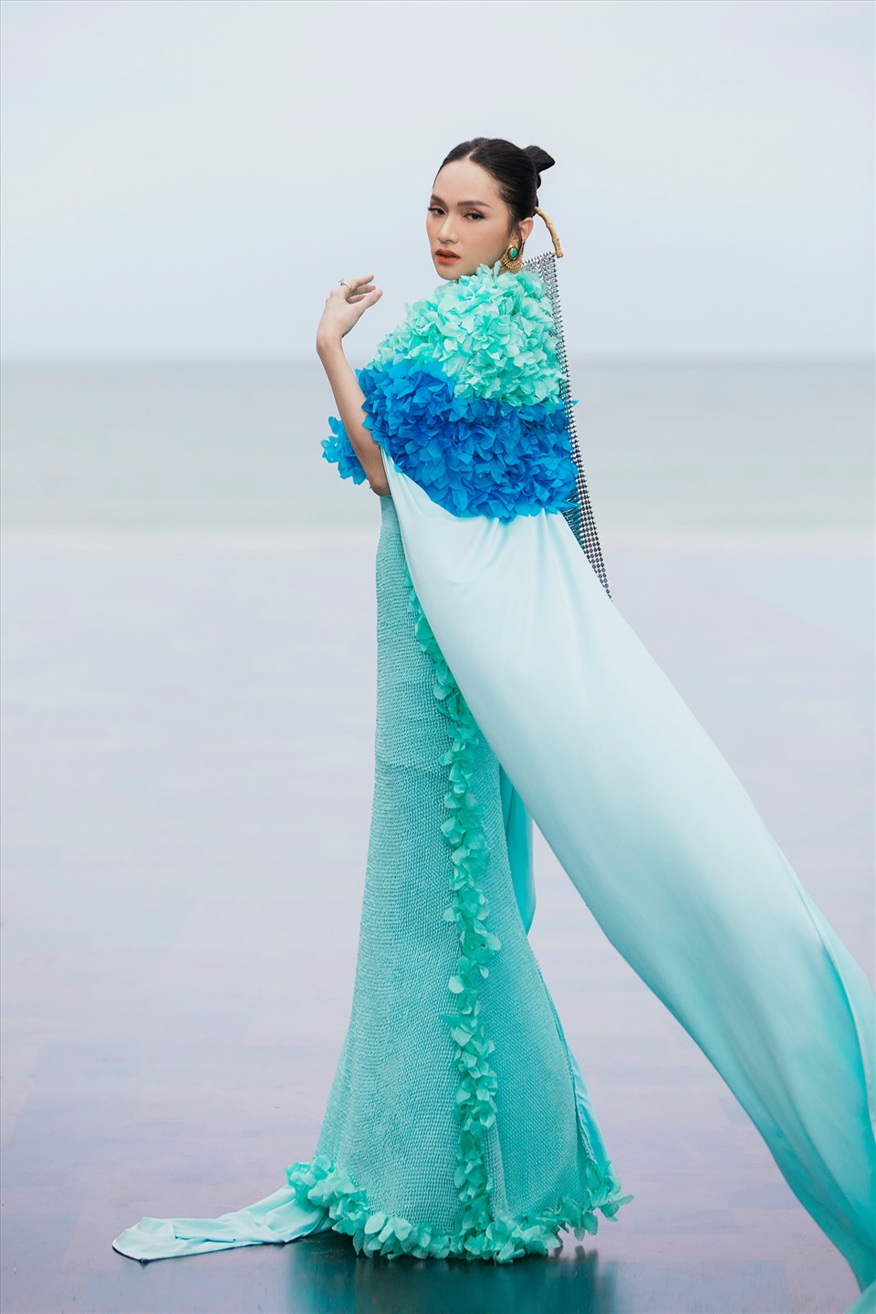 Tại Tuần lễ thời trang trẻ em 2022, Hương Giang xuất hiện như một nữ hoàng biển xanh với bước chân tự tin và gương mặt thần thái. Ảnh: Kiếng Cận.