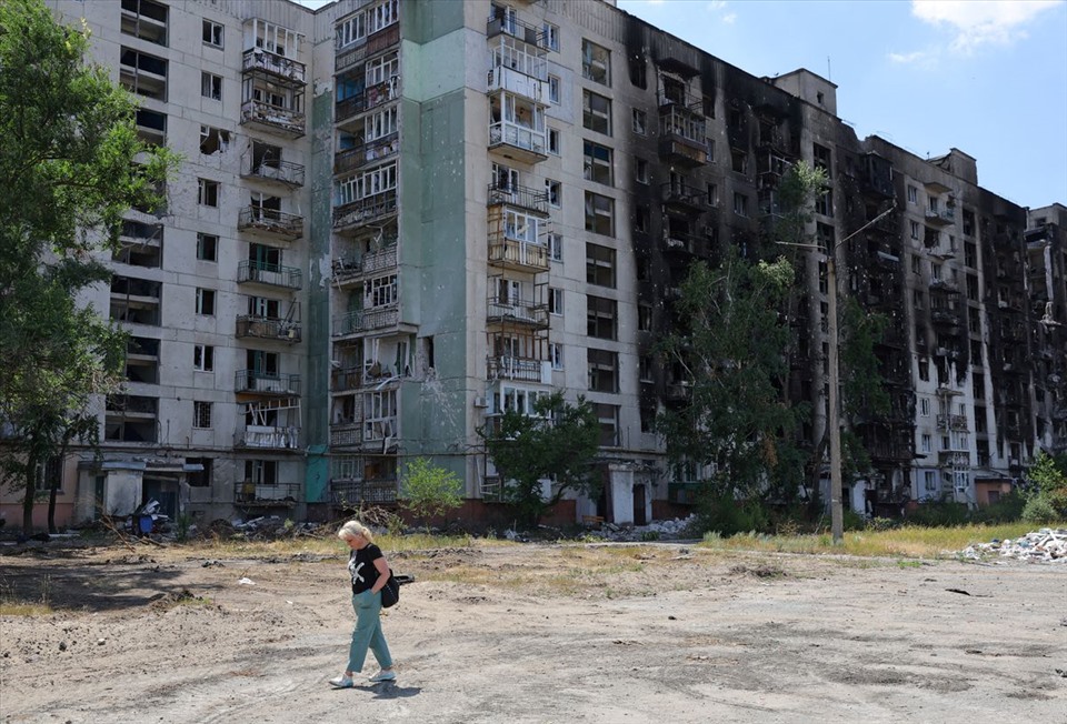 Tòa chung cư bị hư hại nặng ở thành phố Sievierodonetsk thuộc Lugansk, Ukraina, ngày 1.7.2022. Ảnh: Reuters