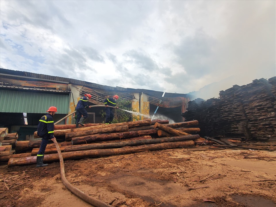 Nhiều vật liệu gỗ được mang ra ngoài kịp thời nhưng vẫn bị cháy.