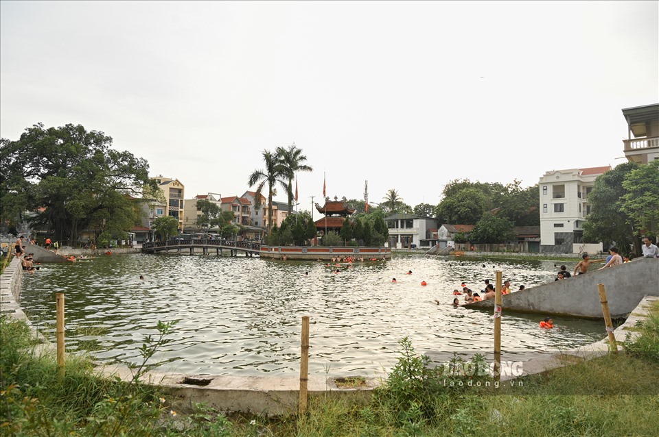 Ao làng Thiên thuộc xã Dương Liễu (huyện Hoài Đức, Hà Nội) có diện tích khoảng 7.000m2. Trước kia, nơi đây là ao tù bị ô nhiễm trầm trọng, thì nay đã được cải tạo thành bể bơi miễn phí cho người dân.