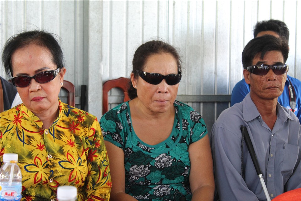 Bà Nguyễn Kim Phượng (ngồi giữa) vì khóc thương con đến mù mắt