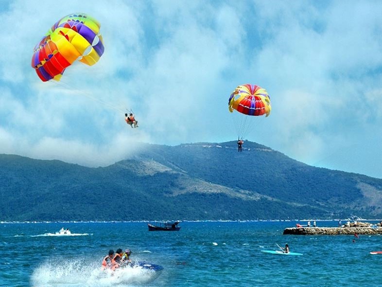 Mới đây nhất, tại bờ biển vịnh Nha Trang, thành phố Nha Trang, tỉnh Khánh Hòa đã diễn ra Lễ hội dù lượn năm 2022. Sự kiện kéo dài từ 1 - 3/7/2022. - Ảnh: Thổ địa Nha Trang