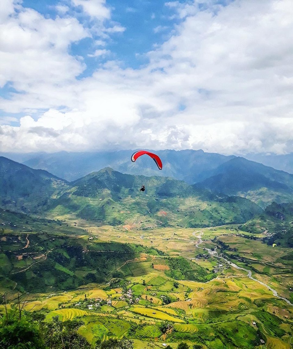 Một bộ dù lượn gồm có: vòm dù, đai ngồi và hệ thống dây đai, dù dự phòng, các thiết bị điện tử, nón bảo hiểm, tổng cân nặng khoảng 12-18 kg. Một cánh dù thông thường có giá khá cao, từ 2000-3000 USD. - Ảnh: Travellive