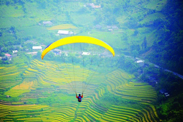 Ở những năm đầu thập niên 80, môn dù lượn ngày càng phát triển và được nhiều người quan tâm, tham gia. Đến năm 1989, giải vô địch thế giới đầu tiên được tổ chức tại Kossen, Áo. - Ảnh: Rubicon Tour