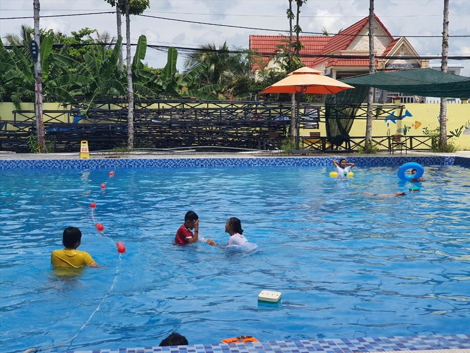 Hoạt động mùa hè bằng cách dạy bơi được rất nhiều trẻ tại tỉnh Bạc Liêu thích thú nhưng đáng buồn là không nhiều nơi tổ chức. Ảnh: Nhật Hồ