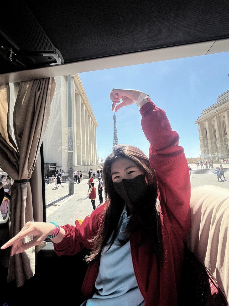 Hot girl Thanh Nhã nhí nhảnh tạo dáng độc đáo cùng tháp Eiffel từ ô tô di chuyển của đội.