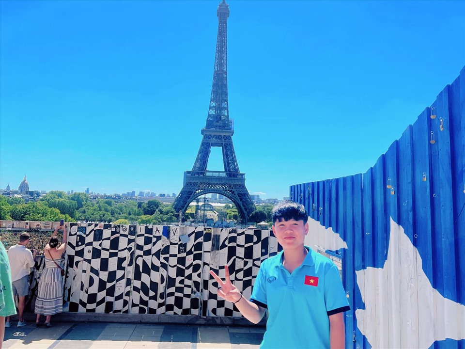 Cầu thủ trẻ Ngân Thị Vạn Sự “cười tít hết cả mắt” chụp ảnh cùng tháp Eiffel. Với các cô gái áo đỏ sao vàng đây là trải nghiệm rất thú vị trong nghiệp “quần đùi áo số” của họ.