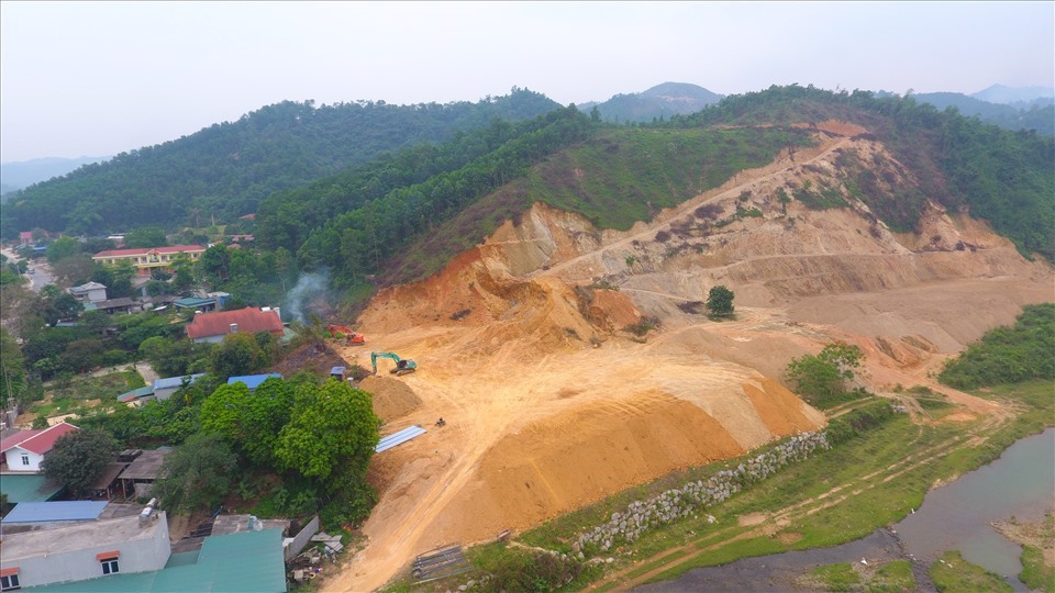 Toàn cảnh khu vực khai thác tại xóm Bằng Gà, xã Cao Sơn, huyện Lương Sơn.