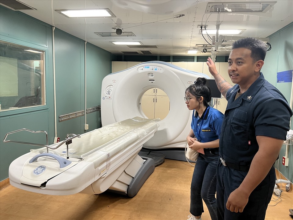 Trên tàu có 1 máy CT Scanner chụp cắt lớp 64 lát cắt, 4 buồng chụp X-quang, 12 phòng phẫu thuật, 1.000 giường bệnh, 1 khu cách ly, 80 giường chăm sóc tích cực. Trong ảnh là phòng chụp CT Scanner.