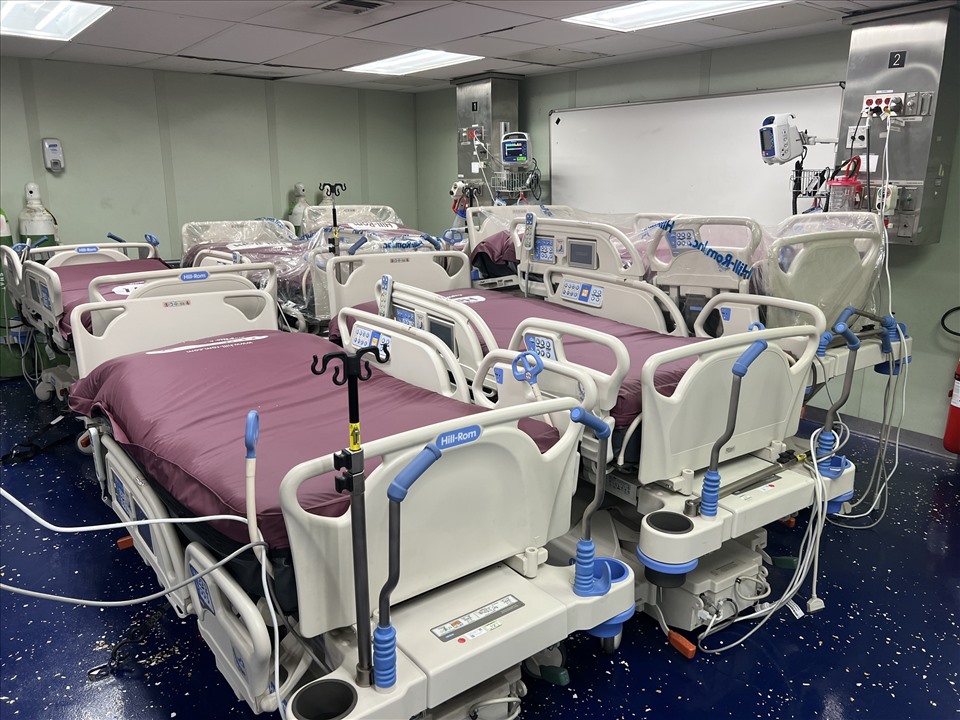 Các giường trong phòng hồi sức tích cực có sẵn máy thở, bình Oxy và máy đo nhịp tim cho các bệnh nhân.