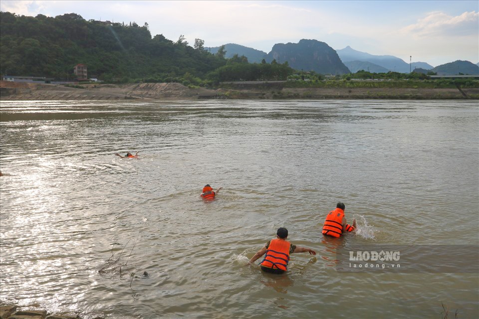 Hiện nay vẫn còn nhiều người dân tắm ở sông Đà (TP.Hòa Bình), tuy nhiên phần lớn mọi người đều mặc áo phao.