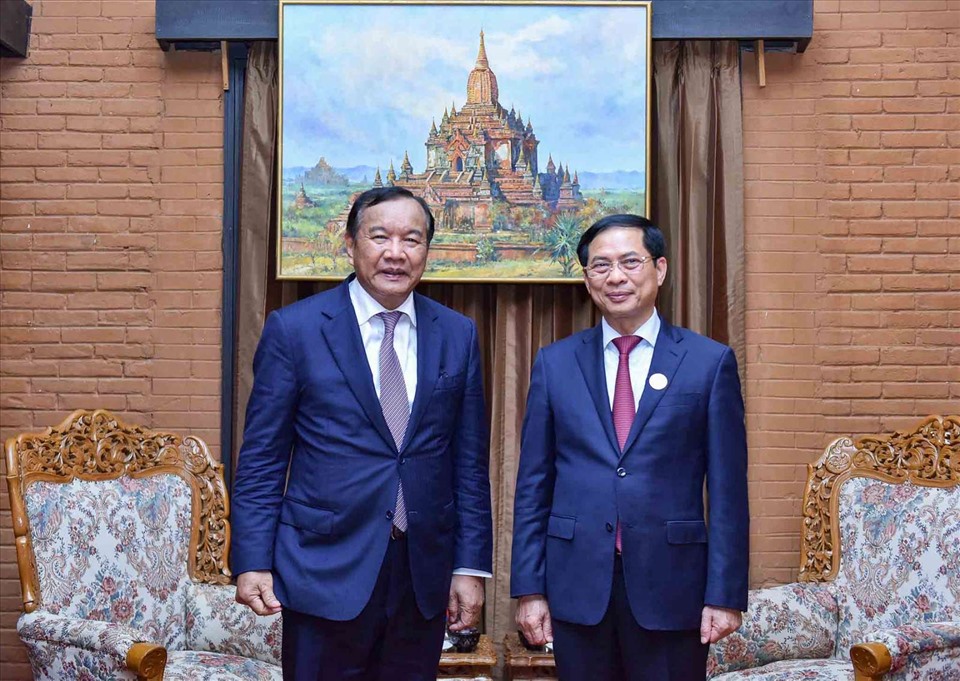 Bộ trưởng Ngoại giao Bùi Thanh Sơn gặp Phó Thủ tướng, Bộ trưởng Ngoại giao và hợp tác quốc tế Campuchia Prak Sokhonn. Ảnh: BNG