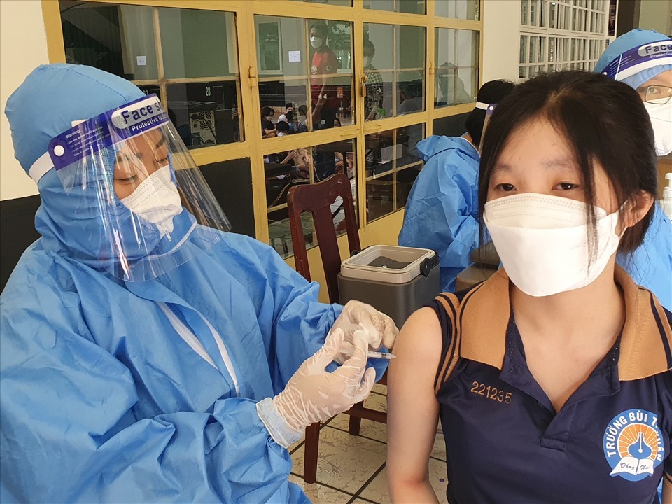 Nhân viên y tế tại trung tâm y tế Biên Hoà cũng chịu nhiều áp lực trong việc tiêm chủng và phòng dịch nhưng thu nhập thấp. Ảnh: Hà Anh Chiến