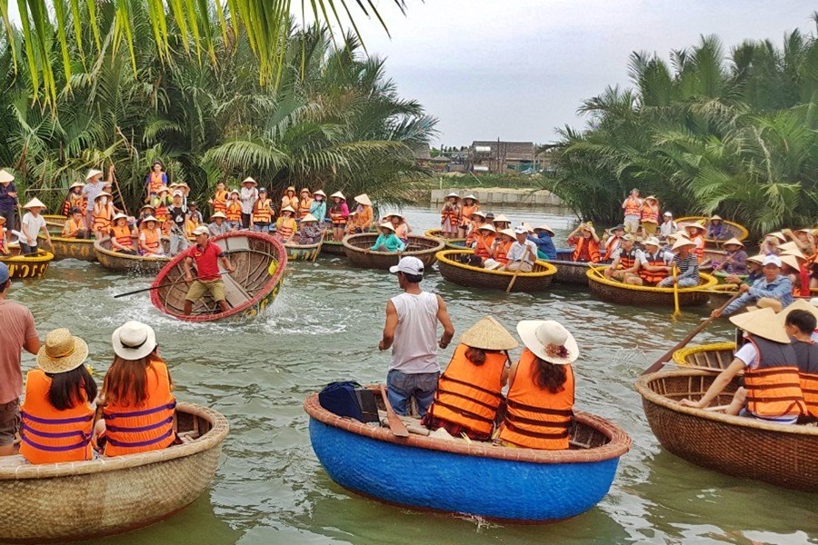 Đi thuyền thúng tham quan Rừng dừa Bảy Mẫu ở Hội An