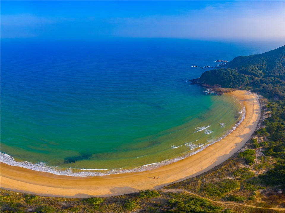 Bãi biển Ba Châu trên đảo Thanh Lân.
