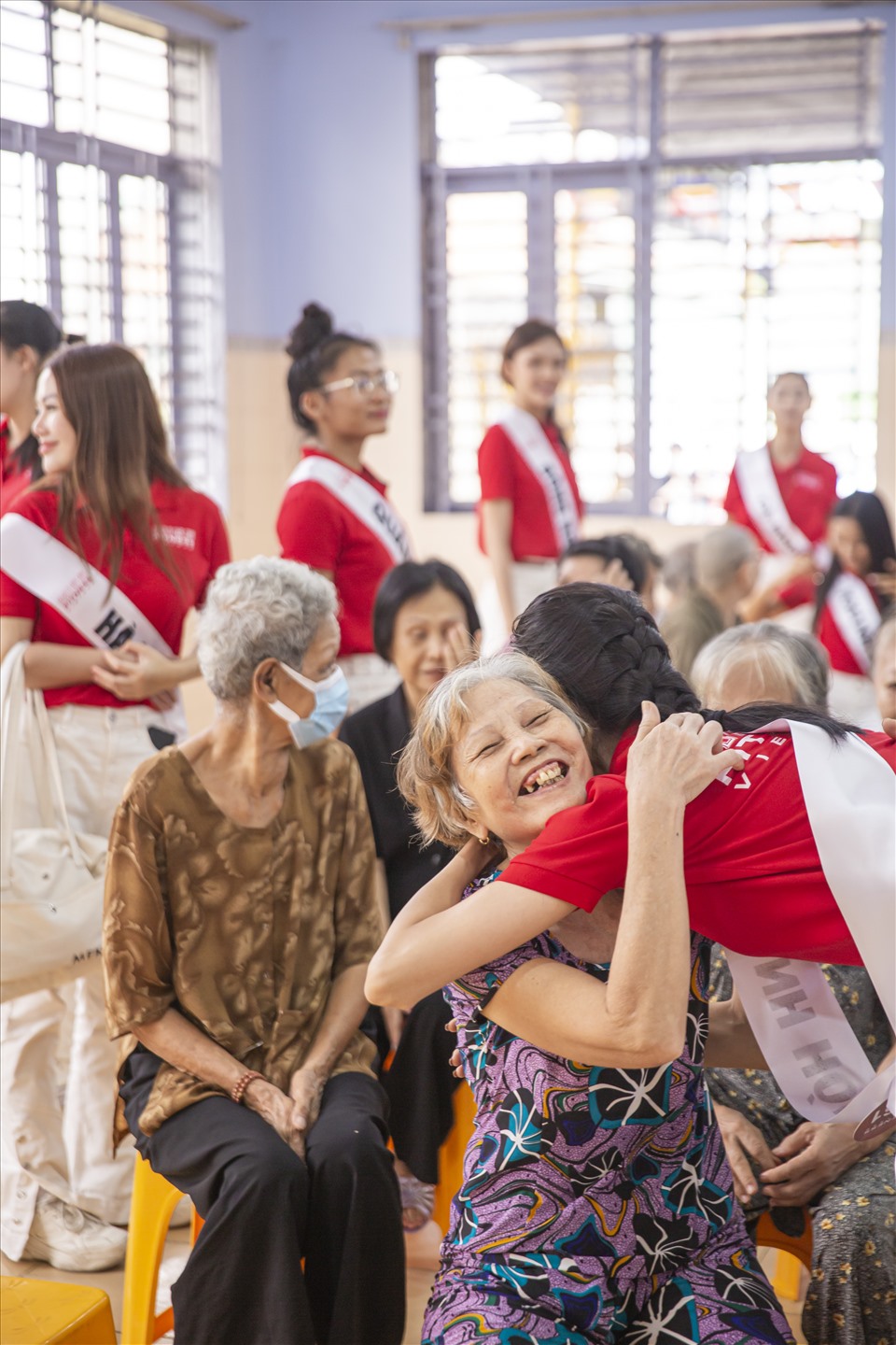 Nụ cười hạnh phúc của cụ bà khi đoàn từ thiện của Miss Fitness Vietnam ghé thăm. Ảnh: NSCC