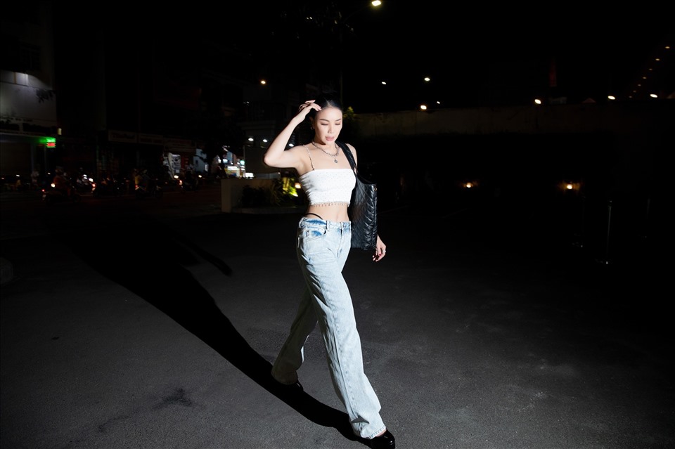 Đáng chú ý, nữ ca sĩ diện túi xách size lớn của “Saint Laurent” làm điểm nhấn nổi bật. Ảnh: NSCC