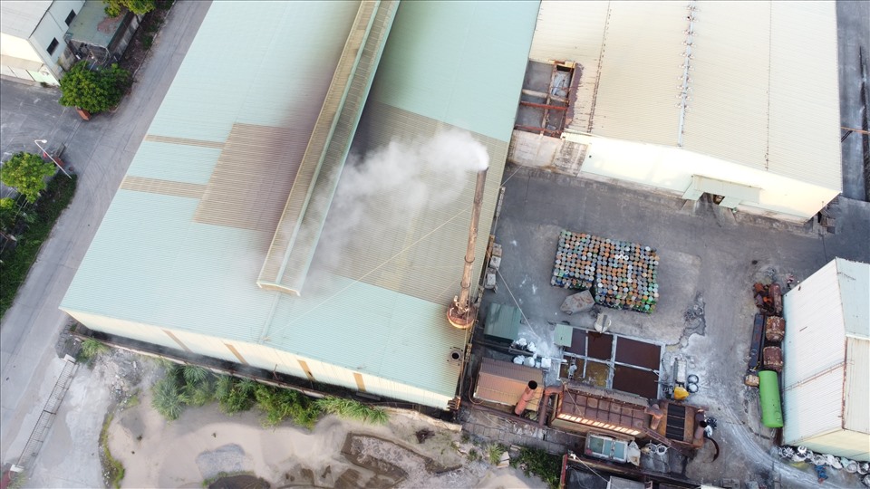 Ống khói của Nhà máy sản xuất hợp kim wolfram trong KCN Cái Lân đang xả khói vào chiều tối 29.7.2022. Ảnh: Đoàn Quang Hưng