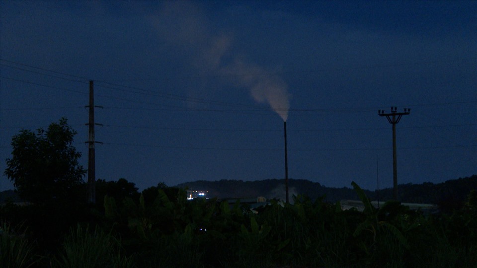 Tiếp tục xả khói ô nhiễm vào tối 29.7.2022. Ảnh: Đoàn Quang Hưng