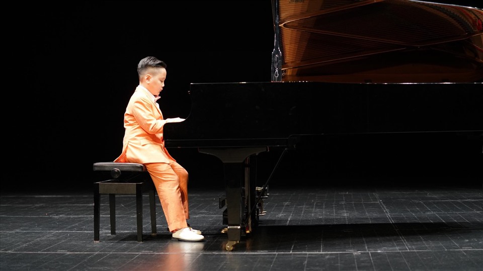 Mặc dù là thí sinh nhỏ tuổi nhất nhưng Trường Thịnh vẫn tự tin khi dự thi piano trên sân khấu.