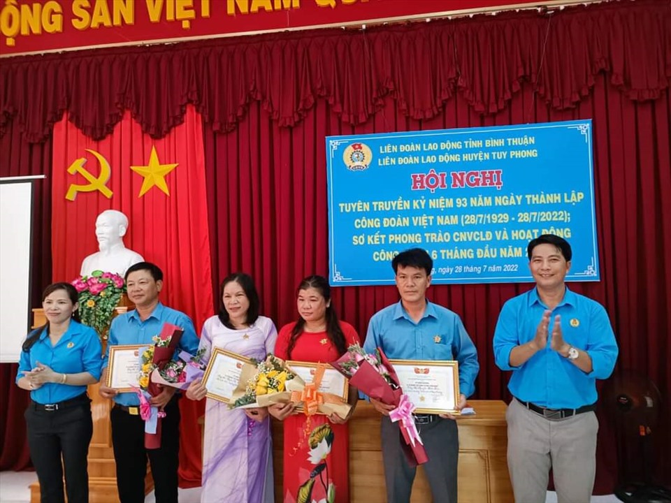 Trao Kỷ Niệm chương cho 4 cá nhân được Tổng Liên đoàn Lao động Việt Nam tặng Kỷ niệm chương “Vì sự nghiệp xây dựng tổ chức công đoàn”. Ảnh: LĐLĐ TP