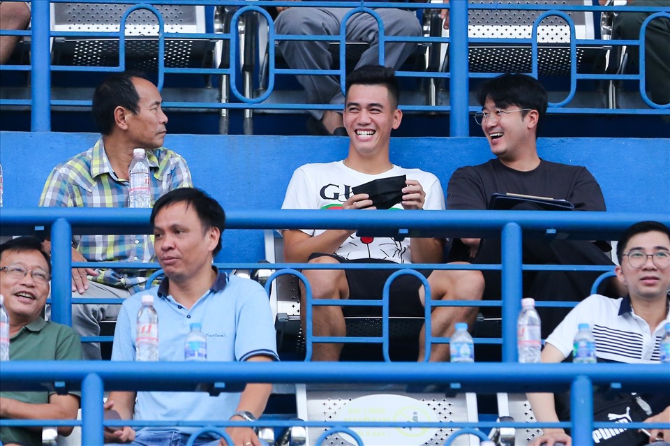Tiền đạo Tiến Linh bị chấn thương nên ngồi trên khán đài xem trận đấu cùng trợ lý của ông Park ở tuyển Việt Nam. Ảnh: Thanh Vũ
