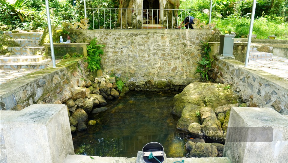 Ngay trước ngôi đền là khu giếng ngọc, được trang bị một chiếc gầu múc nước để người dân múc nước rửa tay, rửa mặt cầu may mắn.
