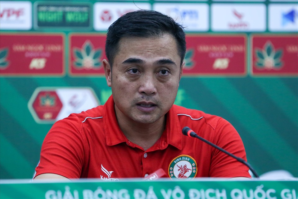 Huấn luyện viên Nguyễn Đức Thắng dự họp báo sau trận đấu với Bình Dương. Ảnh: Thanh Vũ