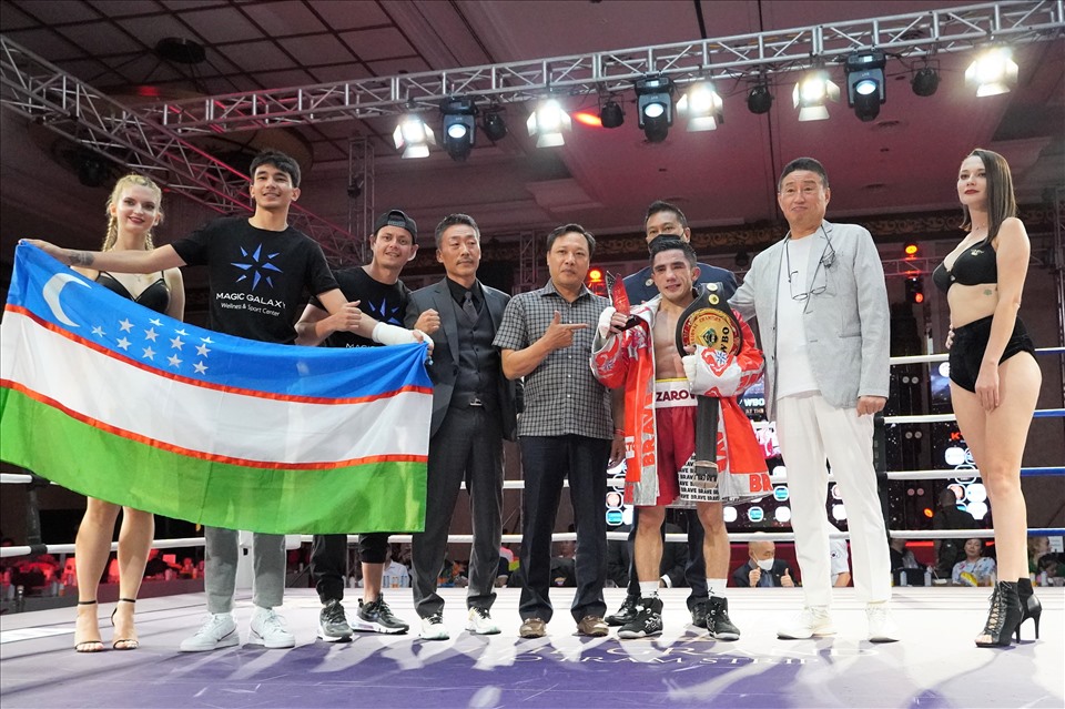 Và tay đấm người Uzbekistan Olimjon Nazarov đã bảo vệ thành công đai vô địch WBO  lyweight. Ảnh: T.A