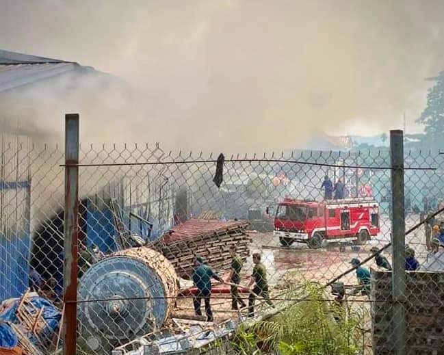 Vào khoảng 14h15 chiều 30.7, một đám cháy lớn đã bao trùm nhà máy Giấy Lửa Việt (huyện Hạ Hòa).