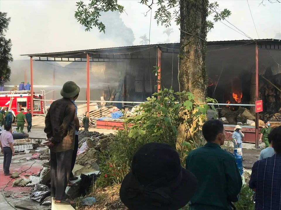 Cận cảnh đám cháy kéo dài gần 10 tiếng tại nhà máy Giấy Lửa Việt