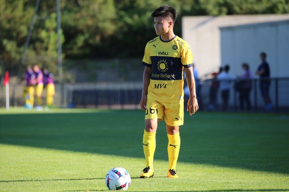Quang Hải dự bị trong trận mở màn Ligue 2